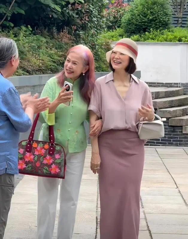 71岁林青霞去江西旅游，打扮贵气，穿一身名牌，街头向粉丝送飞吻封面图