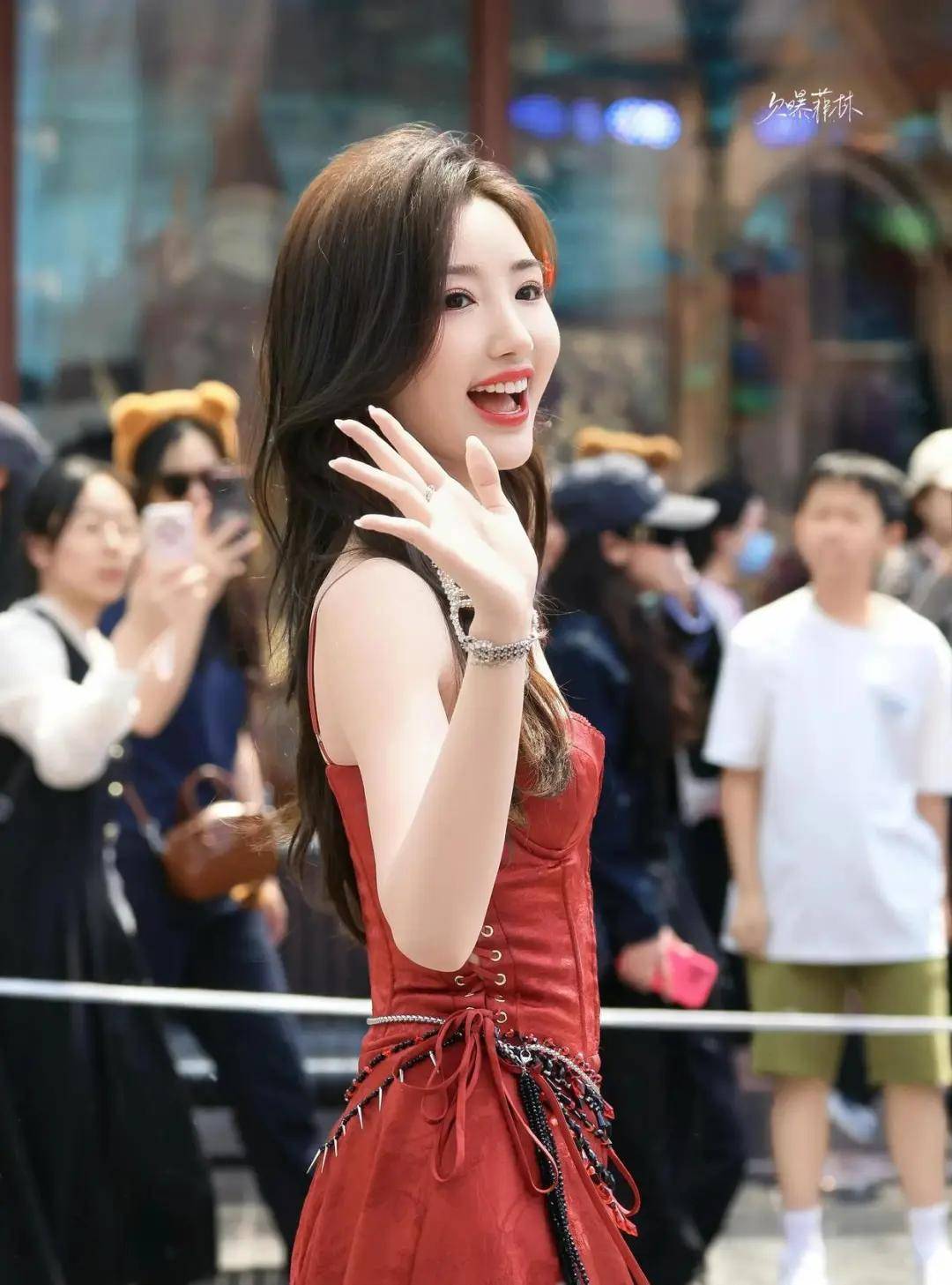 毛晓彤穿红裙跳拉丁舞明媚而热辣！37岁她臀腰比例绝了封面图