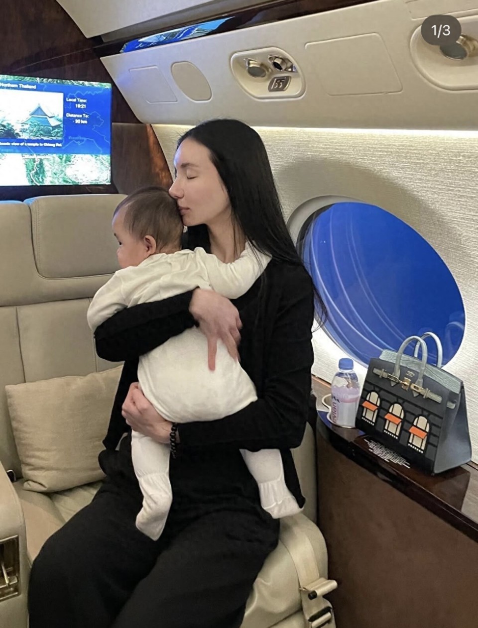 何猷君前任为二胎庆生，搭私人飞机出国庆祝，儿子已一岁生父不详封面图