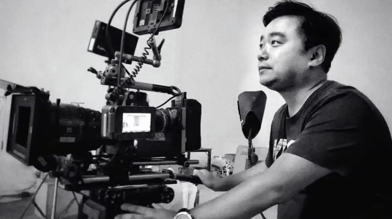 短剧导演熬夜4天后猝死 妻子发声：与超负荷工作有关封面图