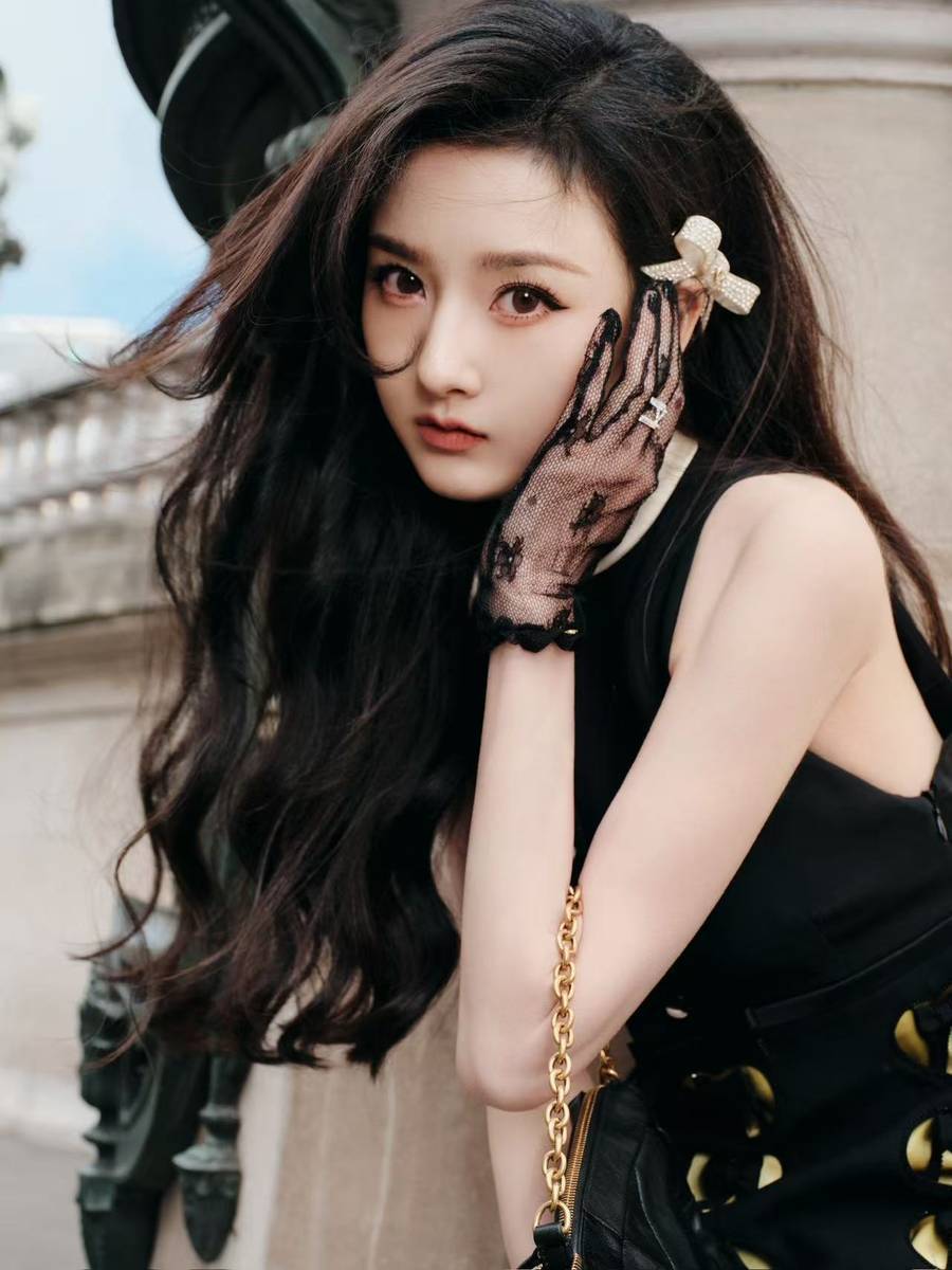 宋祖儿化身贵族千金娇俏纯欲 穿黑色短裙身材窈窕性感迷人封面图