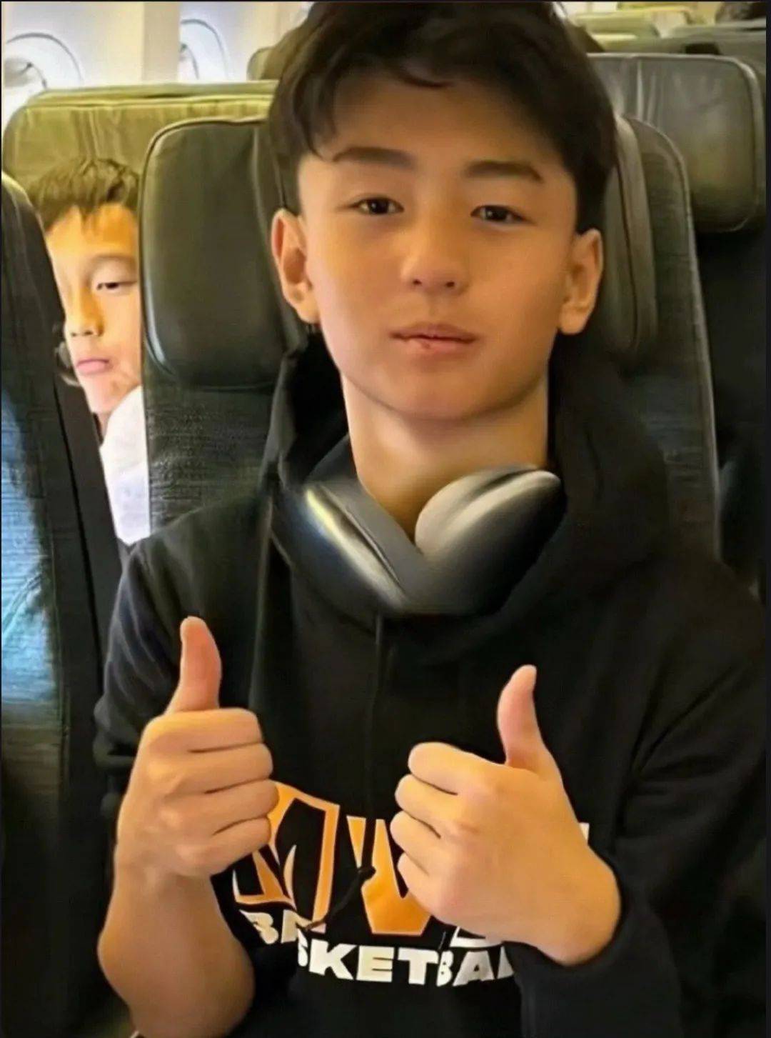 张柏芝晒娃：大儿子185cm沉稳酷哥，二儿子帅炸被称“男版柏芝”，幼子萌态抢镜最神秘！封面图