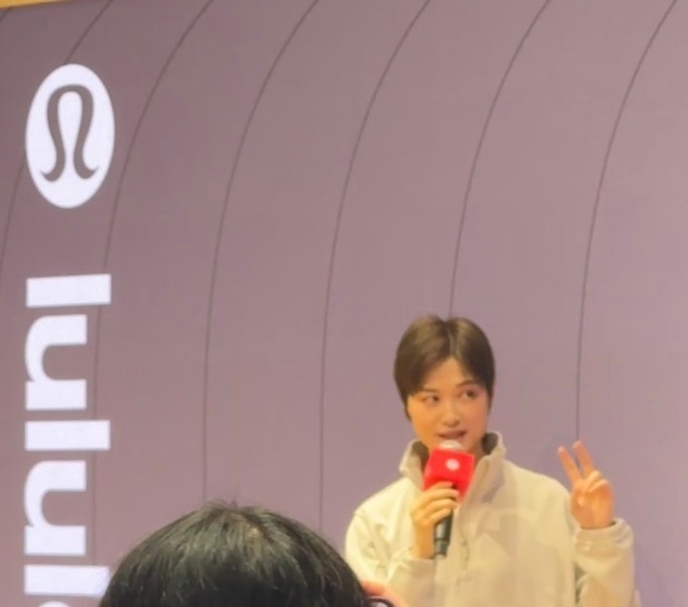 “解锁四叶草很开心”，李宇春首次亮相进博会，粉丝让品牌赶紧上同款衣服链接封面图