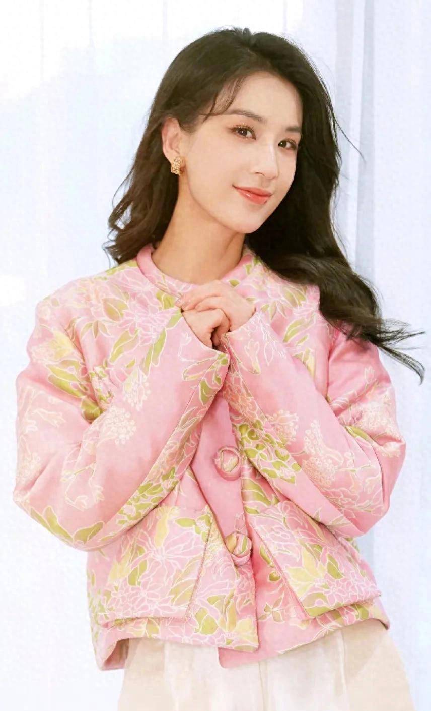 黄圣依逛集市被网友偶遇，原来日常的她都如此有气质！果然是明星封面图