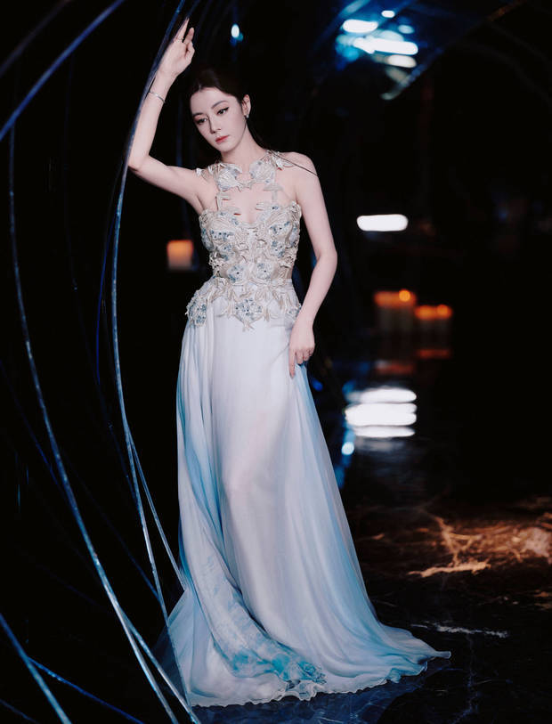 迪丽热巴蓝白裙造型高贵优雅封面图