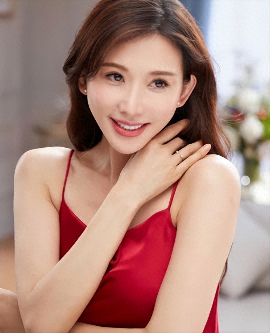 51岁林志玲现身新加坡，打扮清纯像大学生，3岁儿子长势太猛了封面图