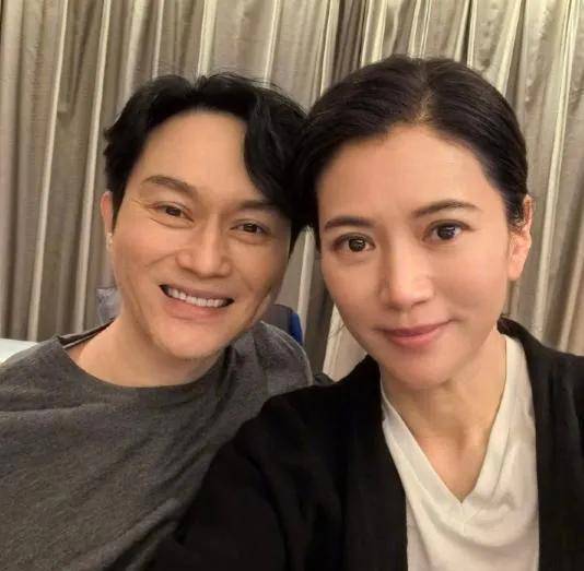 53岁袁咏仪素颜现身街头，冻龄气质引网友惊呼：这才是最美港姐！封面图