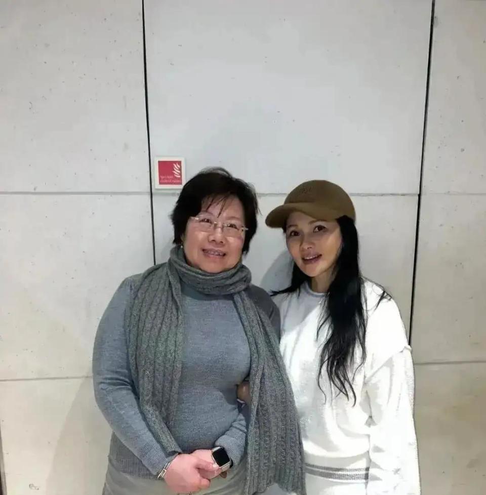 57岁伊能静在英国被偶遇，淡妆出镜，网友我以为是旁边的老奶奶封面图