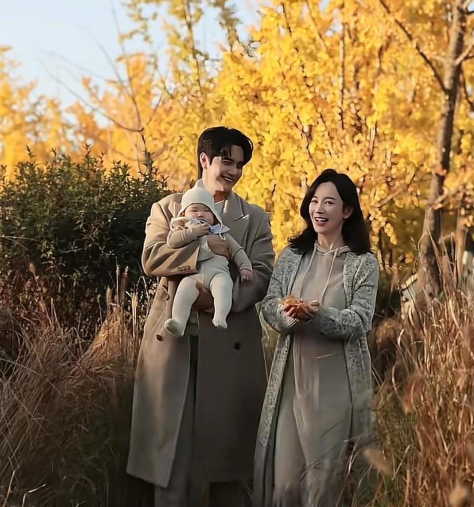 张檬产后8个月带娃赏秋！母乳喂娃状态绝，颜值气质大变样？封面图