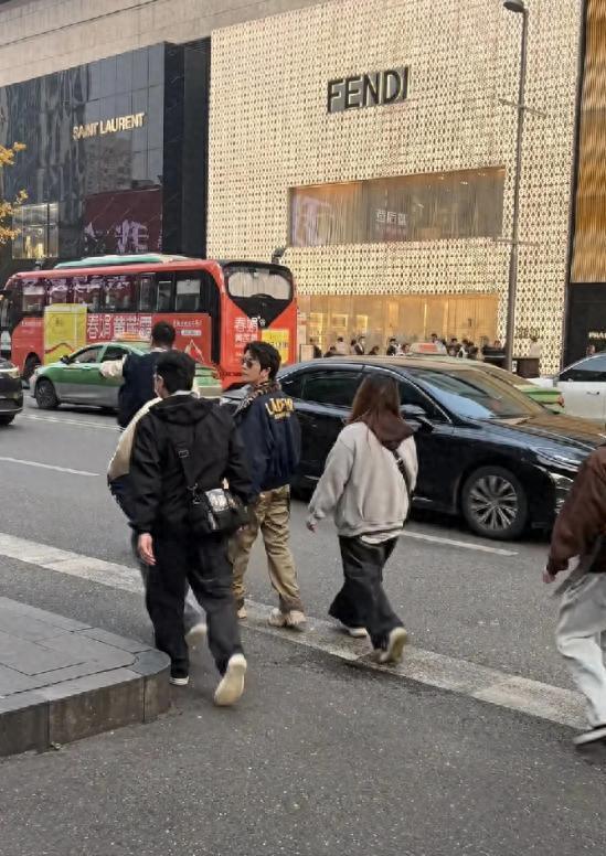 王栎鑫成都春熙路被偶遇，36岁了还染黄毛戴长串耳环，拽到无边封面图