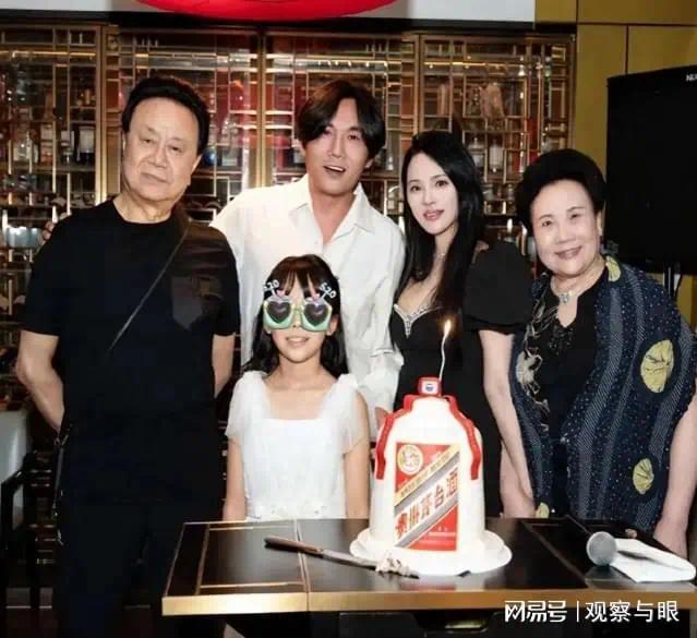 伊能静全家去灵隐寺祈福，秦昊罕见露面，住1万块一晚的豪华酒店封面图