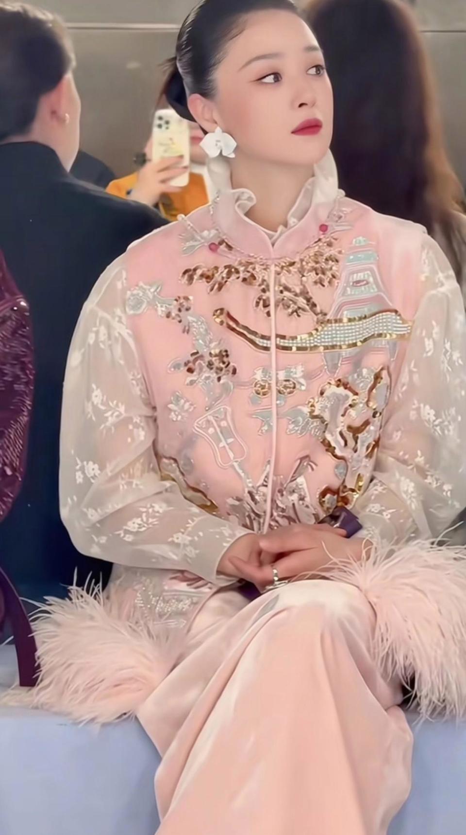 上海这一天，蒋欣穿粉色套装显土气，惠英红气场2米8，胡杏儿造型油腻封面图