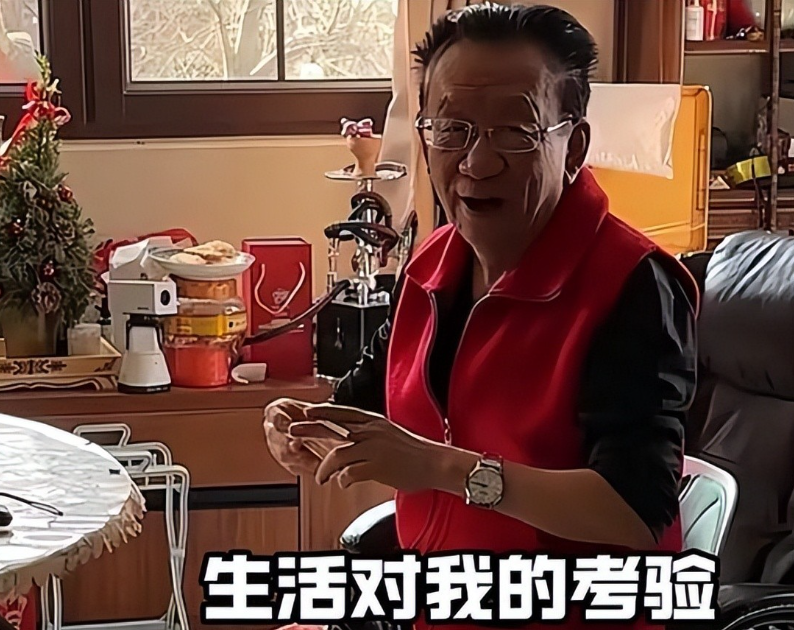 79岁侯耀华独居北京无保姆照料，家里脏乱差环境寒酸，风光不再！封面图