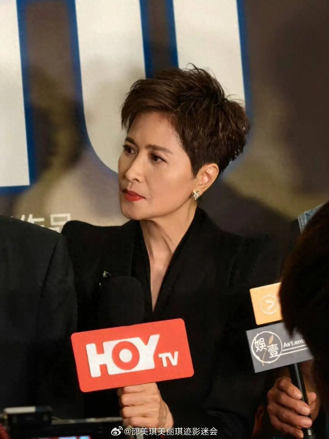著名演员邵美琪罕见露面，60岁的她留着短发，身穿帅气黑西装，颜值依然能打封面图