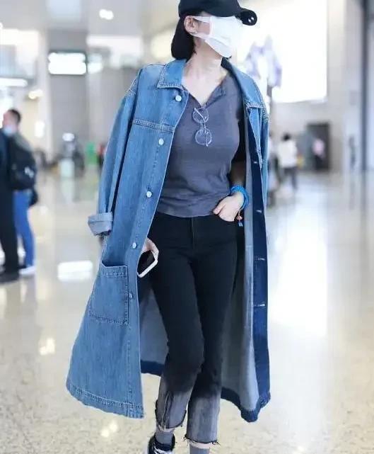 许晴56岁了，机场穿搭不露背不露腰，普通人25岁都难以打造这状态封面图