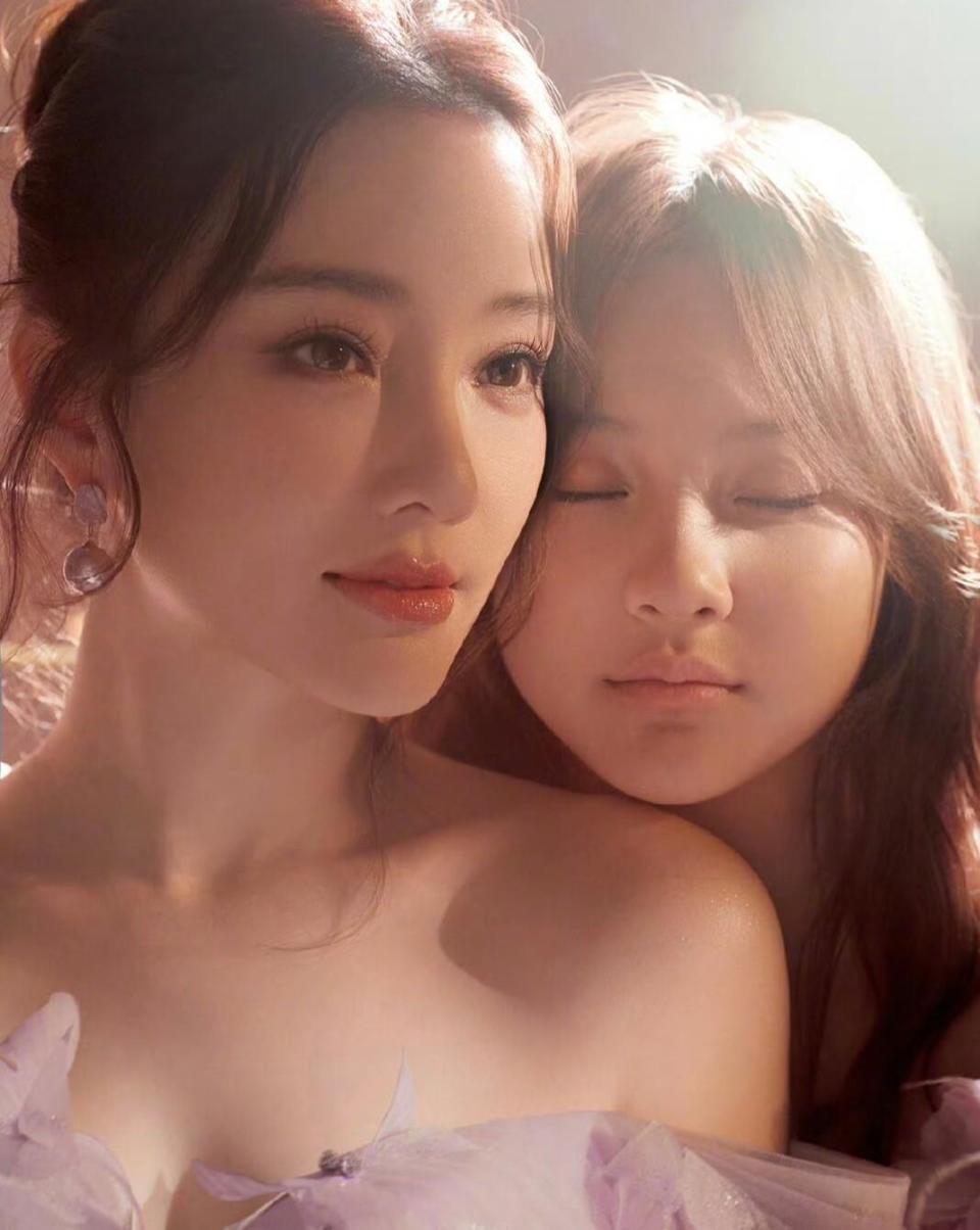 甜馨13岁生日照曝光：3000元黑天鹅蛋糕背后的离异家庭育儿观封面图