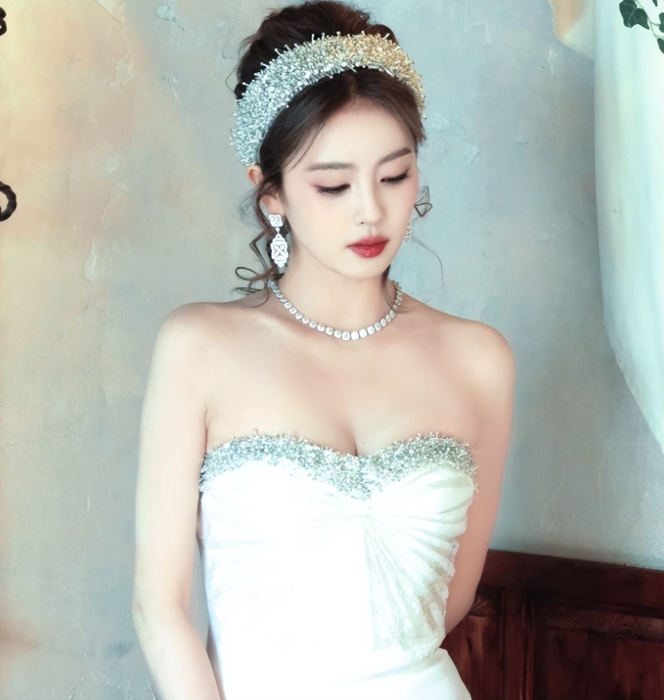 白鹿红毯造型美神降临！杨幂太精致李兰迪养眼，看到陈瑶：爱了！封面图