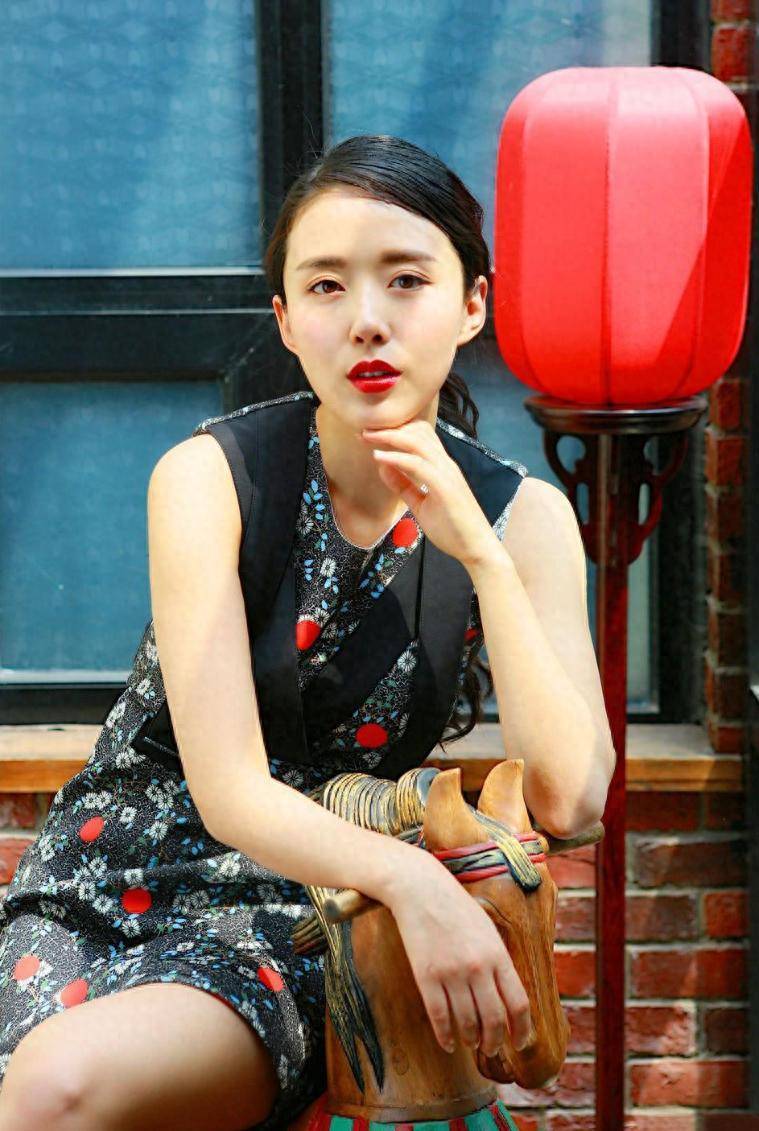 刘亦菲抢角，焦恩俊“暗恋”，44岁给小丈夫生子的她才是人生赢家封面图