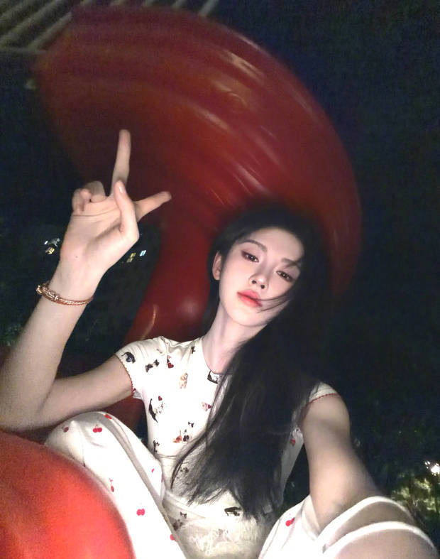 鞠婧祎晒日常随拍清纯温婉 回眸浅笑少女感满满封面图