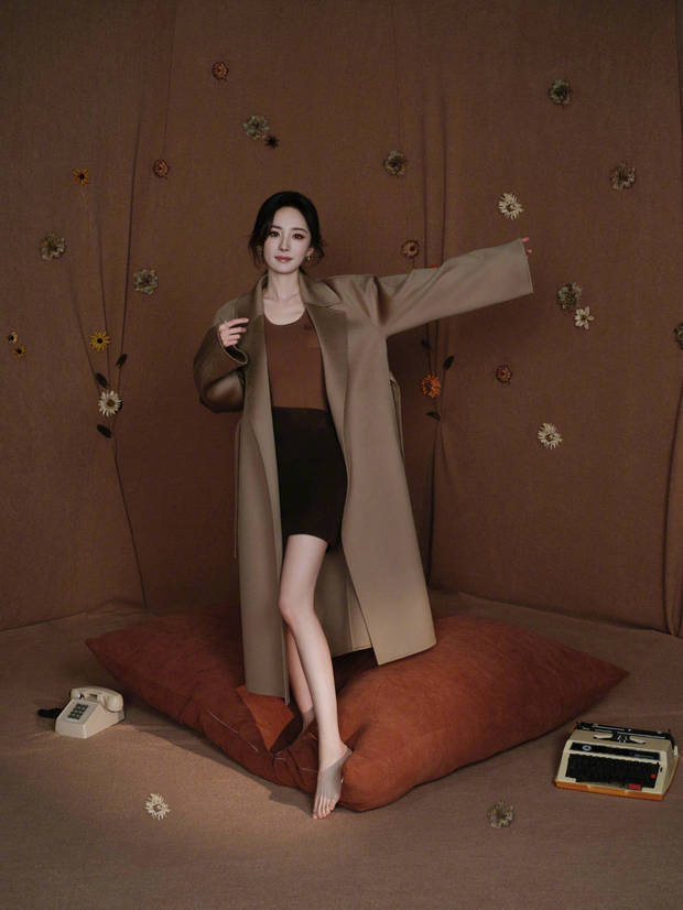 杨幂驼色大衣冬日暖调，温柔气质诠释时尚魅力封面图