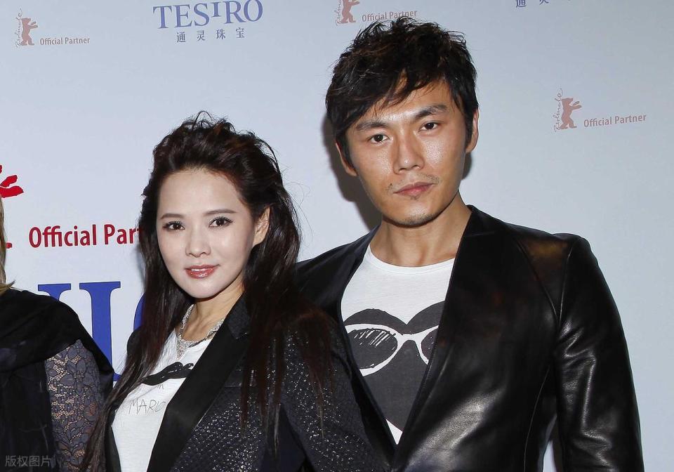 伊能静配恩利直播，穿领口挖空的泡泡袖上衣，甜美又迷人封面图