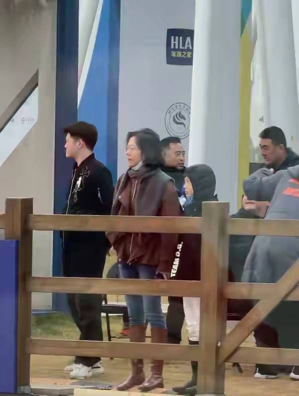 汪涵老婆杨乐乐带11岁儿子参加马术比赛！沐沐侧脸神似爸爸封面图