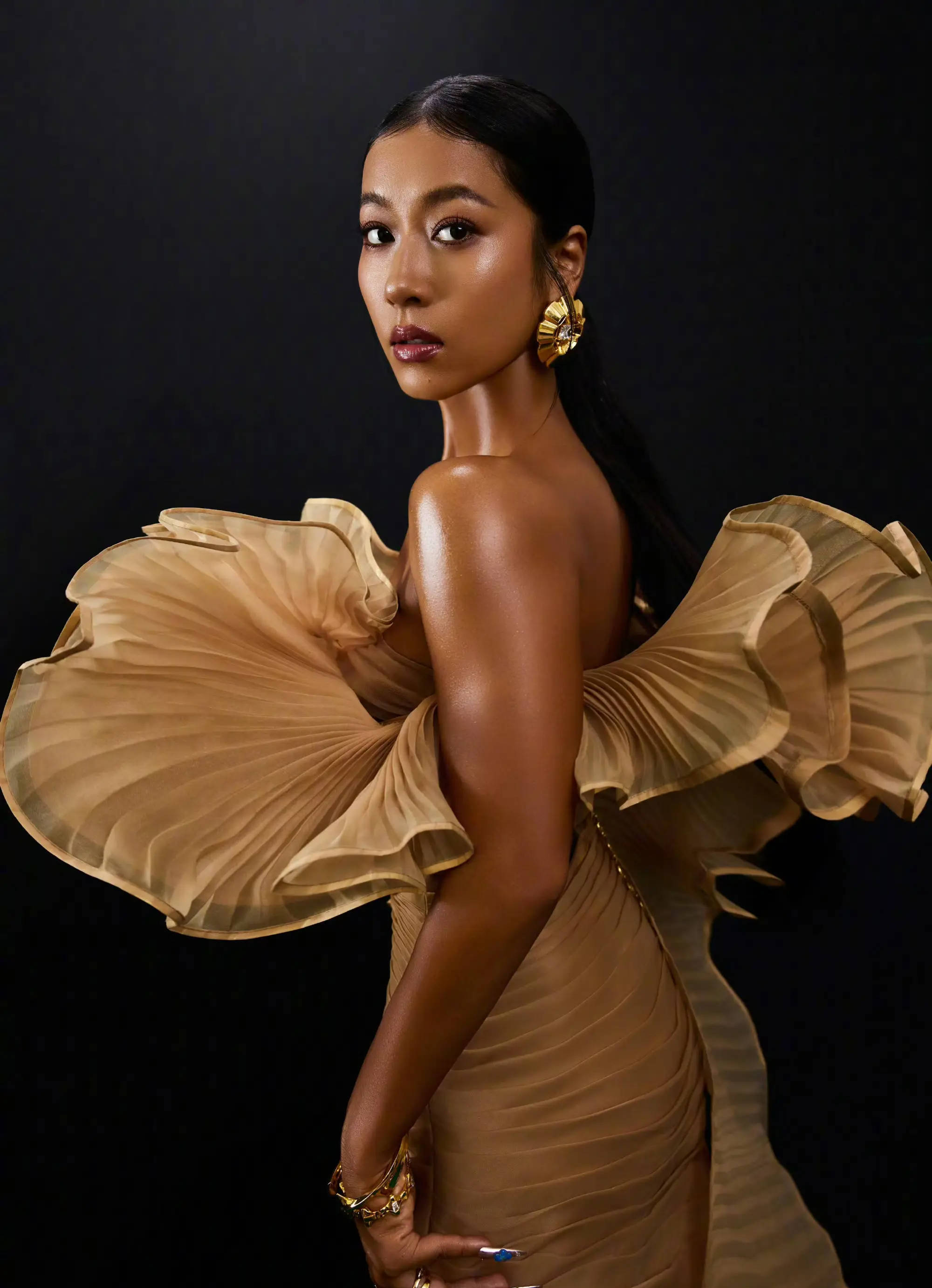 吉克隽逸回应穿搭质疑：露肤度高不等于擦边！封面图