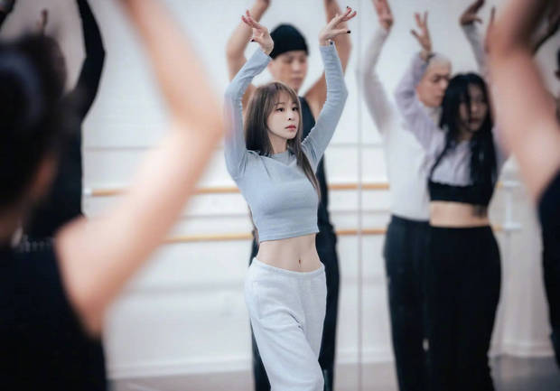 活力满分！王心凌晒排练花絮，露腰造型秀马甲线，少女感十足封面图