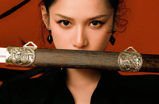 张婧仪黑衣长裙高马尾，演绎侠女剑客酷飒英姿封面图