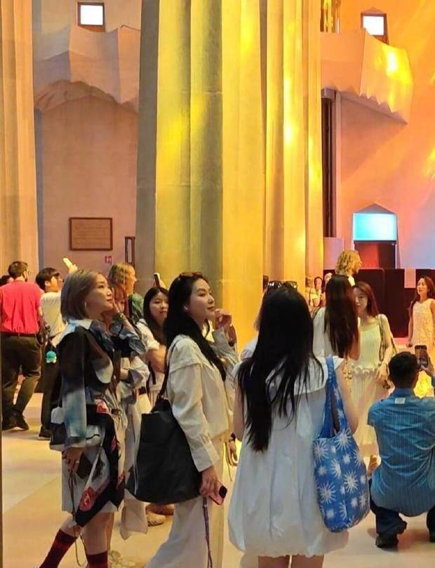 刘诗诗西班牙游玩，白衬衫配白裙清新俏丽气质佳封面图