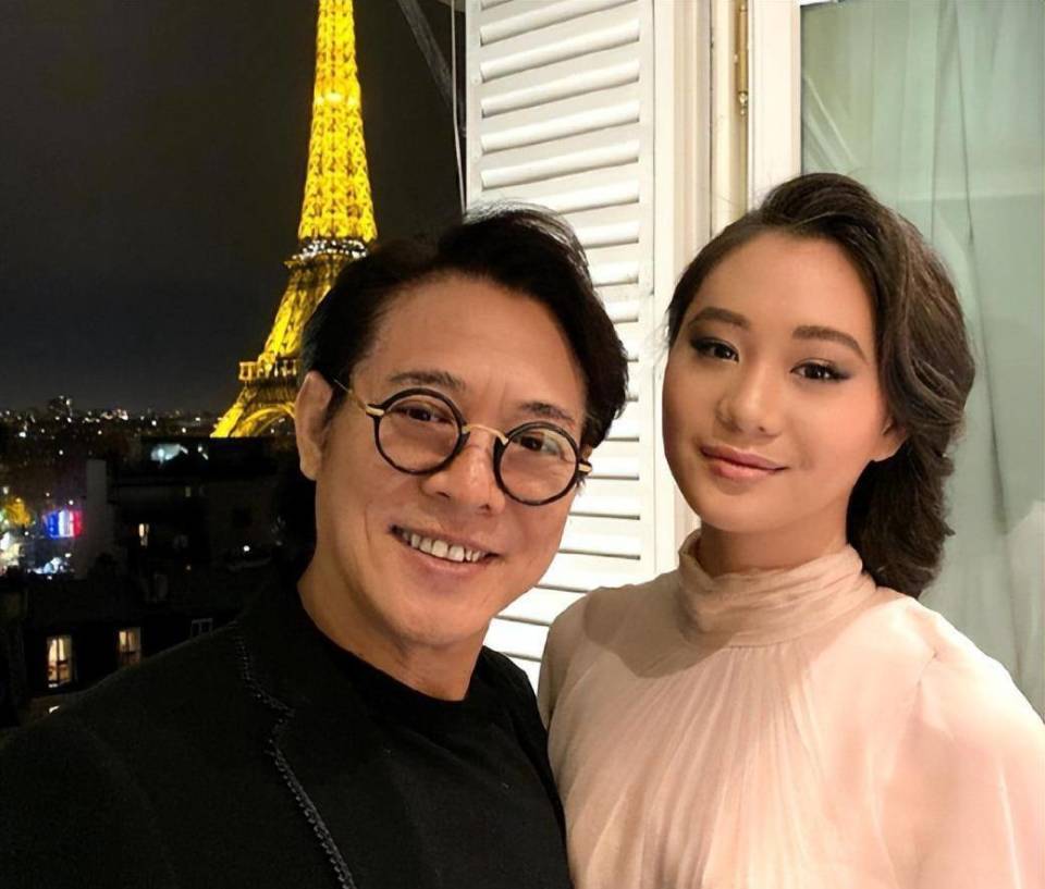 风水轮流转，看了62岁李连杰和63岁利智的合照，风光背后满是心酸封面图